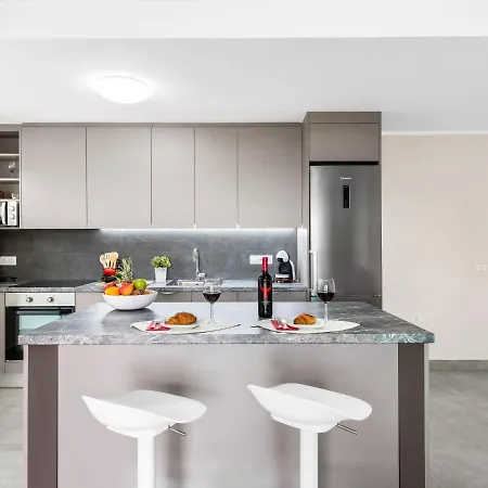 Apartment A31 Amazing 2 Bedroom With Terrace And Pool